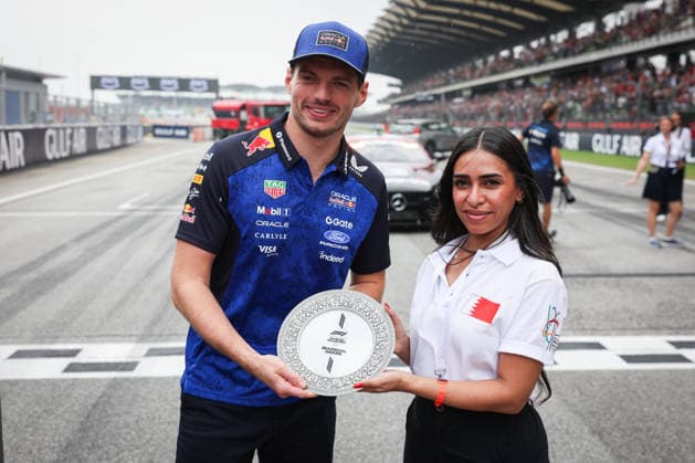 F1 - BAHRAIN GRAND PRIX IN MALAYSIA 2026 VERSTAPPEN Max (nld), Red Bull Racing Ford RB22, portrait marshall award, commissaire de piste, marshal, marshalls, marshals during the 2026 Formula 1 Bahrain Grand Prix in Malaysia, 16th round of the 2026 Formula One World Championship, WM, Weltmeisterschaft from October 2 to 4, 2026 on the Sepang International Circuit, in Sepang, Malaysia - SepangMalaysia Copyright: xANTONINxVINCENTx