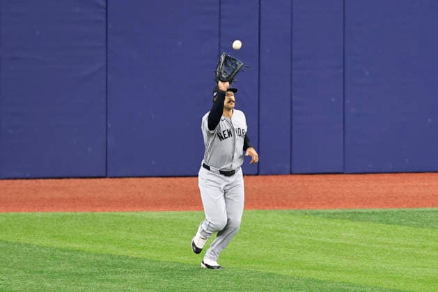 October 3, 2026, St. Petersburg, Florida, USA: New York Yankees center fielder Trent Grisham (12) catches a fly ball off the bat of Tampa Bay Rays first baseman Jonathan Aranda (8) during the first inning of game one of the ALDS for the 2026 MLB, Baseball Herren, USA Playoffs on October 3, 2026 at Tropicana Field. The Rays beat the Yankees 1-0. St. Petersburg USA - ZUMAh180 20261003_zsp_h180_062 Copyright: xKimxHukarix