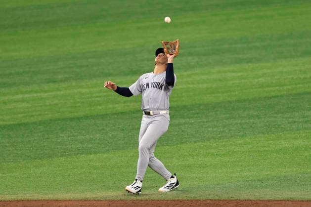 October 3, 2026, St. Petersburg, Florida, USA: New York Yankees shortstop George Lombard Jr. (96) catches a pop up off the bat of Tampa Bay Rays third baseman Junior Caminero (13) in the third inning of game one of the ALDS for the 2026 MLB, Baseball Herren, USA Playoffs on October 3, 2026 at Tropicana Field. The Rays beat the Yankees 1-0. St. Petersburg USA - ZUMAh180 20261003_zsp_h180_065 Copyright: xKimxHukarix