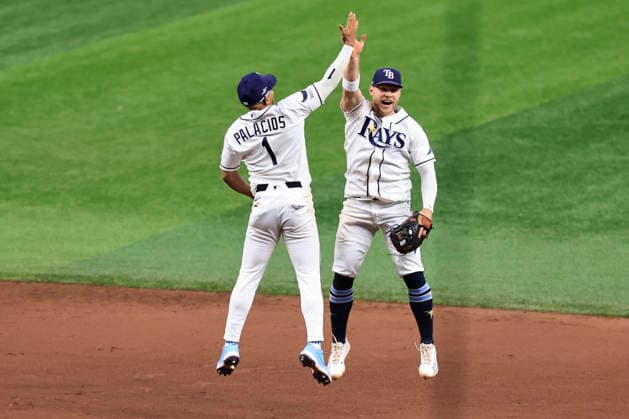 October 3, 2026, St. Petersburg, Florida, USA: Tampa Bay Rays infielders Taylor Walls (6) and Richie Palacious (1) celebrate the win after game one of the ALDS for the 2026 MLB, Baseball Herren, USA Playoffs against the New York Yankees on October 3, 2026 at Tropicana Field. The Rays beat the Yankees 1-0. St. Petersburg USA - ZUMAh180 20261003_zsp_h180_109 Copyright: xKimxHukarix