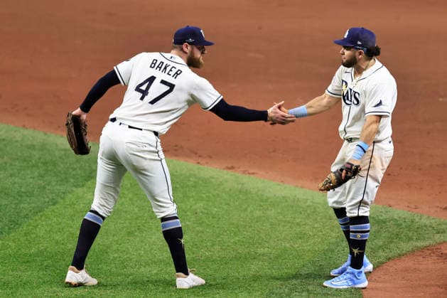 October 3, 2026, St. Petersburg, Florida, USA: Tampa Bay Rays pitcher Bryan Baker (47) shakes hands with first baseman Jonathan Aranda (8) to celebrate the win after game one of the ALDS for the 2026 MLB, Baseball Herren, USA Playoffs against the New York Yankees on October 3, 2026 at Tropicana Field. The Rays beat the Yankees 1-0. St. Petersburg USA - ZUMAh180 20261003_zsp_h180_102 Copyright: xKimxHukarix