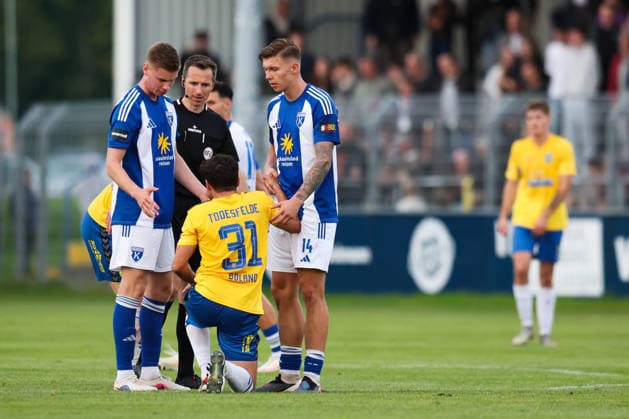 October 3, 2026, Soccer, Men s, Regionalliga Nord, Matchday 12, BSV Kickers Emden vs. SV Todesfelde, Mirko Boland (31, SV Todesfelde) with referee Lukas Benen, Jannes Warnken (No. 23, BSV Kickers Emden) and Luc Ihorst (No. 14, BSV Kickers Emden)