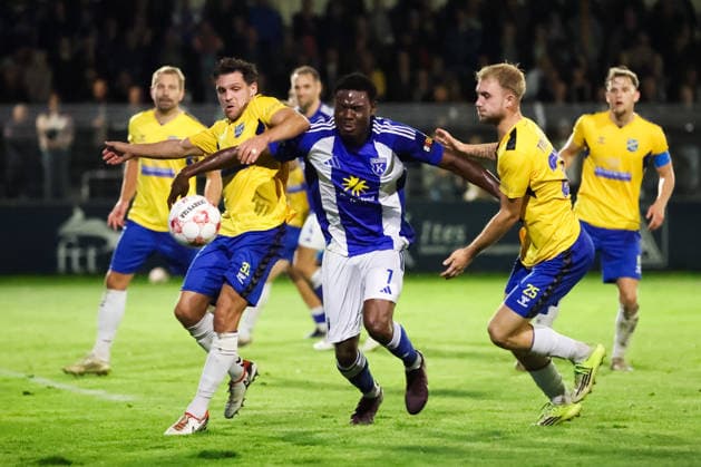October 3, 2026, Soccer, Men s, Regionalliga Nord, Matchday 12, BSV Kickers Emden vs. SV Todesfelde: Ayukayoh Mengot (7, BSV Kickers Emden) in a duel with Mirko Boland (31, SV Todesfelde) and Tyler Körting (25, SV Todesfelde)