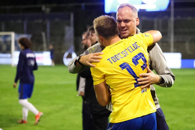 October 3, 2026, Soccer, Men s, Regionalliga Nord, Matchday 12, BSV Kickers Emden vs. SV Todesfelde Coach Björn Sörensen SV Todesfelde celebrates the away win with Christian Rave 13 SV Todesfelde