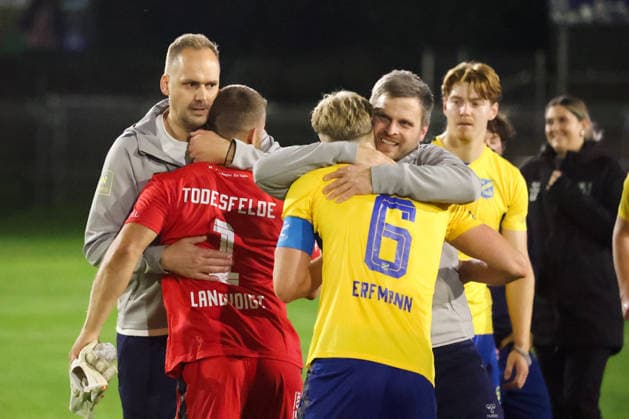 October 3, 2026, Soccer, Men s, Regionalliga Nord, Matchday 12, BSV Kickers Emden vs. SV Todesfelde Coach Björn Sörensen SV Todesfelde celebrates the away win with goalkeeper Fabian Landvoigt 01 SV Todesfelde