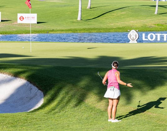 October 3, 2026, Honolulu, Hawaii, USA: CAROLINA MELGRATI watches her chip shot on the 18th green during Round 3 of the 2026 Lotte Championship at Hoakalei Country Club, Ewa Beach, Hawaii, USA. Honolulu USA - ZUMAm310 20261003_zsp_m310_065 Copyright: xElliotxMilesx
