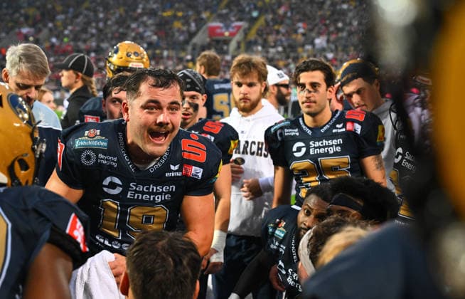 Center Vance Feuerbacher of Dresden fires up his teammates, GFL Bowl, Bowl, German Championship Final between the Dresden Monarchs and the Potsdam Royals, Final, American football, German Football League, GFL, Dresden, Rudolf Harbig Stadium, Dresden, October 3, 2026,