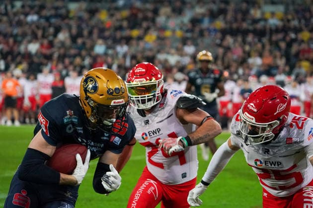 A Dresden Monarchs player battles his way through the Potsdam defense. Dresden Monarchs vs. Potsdam Royals, American football, German Football League, GFL Bowl, 2026 season, October 3, 2026 Dresden Monarchs vs. Potsdam Royals, American football, German Football League, GFL Bowl, 2026 season, October 3, 2026 Dresden Copyright: xEibner-Pressefoto PiaxSchindlerx EP_PSR
