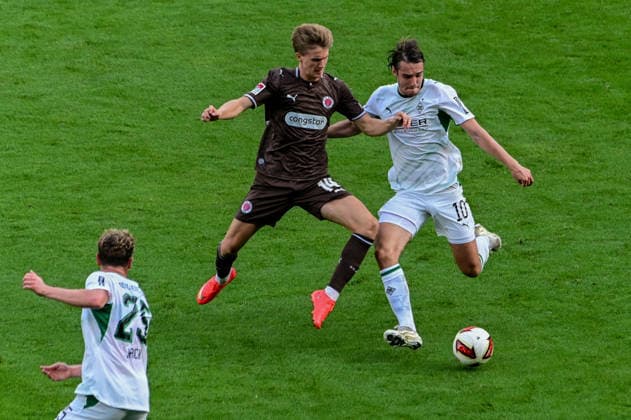 Ahlstrand, Erik Pauli 10, Florian Neuhaus, Gladbach, Germany; Hamburg, Millerntor Stadium; soccer; Bundesliga 1 and 2; FC St. Pauli, Borussia Mönchengladbach