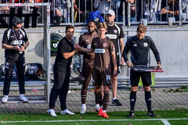Coach Marcel Rapp; Ricky, Jade, Jones, Ahlstrand, and Erik Pauli are substituted into the game; Germany; Hamburg; Millerntor Stadium; soccer; Bundesliga 1 and 2; FC St. Pauli; Borussia Mönchengladbach