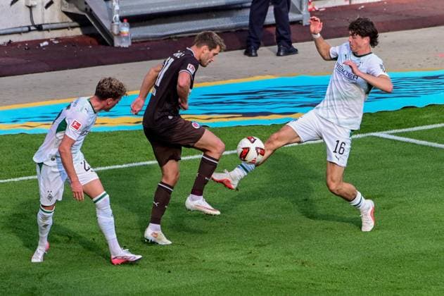 Lars Ritzka, St. Pauli 25; Robin Hack, 16; Philipp Sander, Gladbach, Germany; Hamburg, Millerntor Stadium; soccer; Bundesliga 1 and 2; FC St. Pauli, Borussia Mönchengladbach