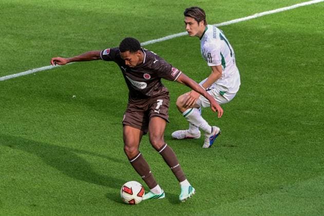 Youssoupha Niang, St. Pauli 14, Daiki Hashioka, Gladbach, Germany, Hamburg, Millerntor Stadium, soccer, Bundesliga 1 and 2, FC St. Pauli, Borussia Mönchengladbach