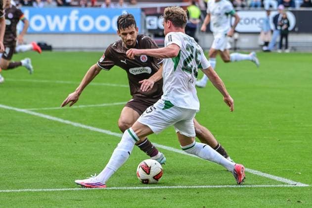 Adam Dzwigala, St. Pauli 25; Robin Hack, Gladbach, Germany; Hamburg, Millerntor Stadium; soccer; Bundesliga 1 and 2; FC St. Pauli, Borussia Mönchengladbach