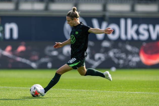 Soccer I Women s I 2026–2027 Season I Bundesliga I VfL Wolfsburg vs. Hamburger SV I October 4, 2026 Svenja Huth 10, VfL Wolfsburg shoots at the goal during warm-ups; cutout, close-up, portrait, single photo, single image, body; Wolfsburg, AOK Stadium, Lower Saxony, Germany Copyright: xLobeca CedricxSiefkerx
