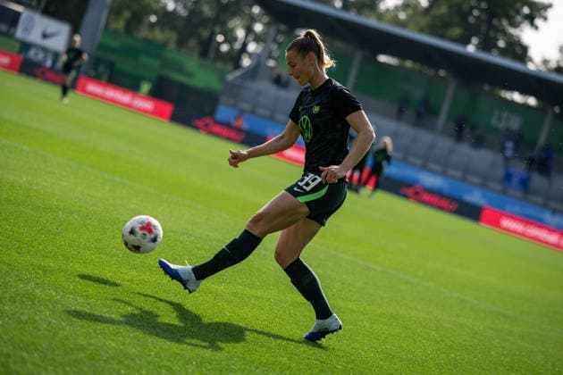 Soccer I Women s I 2026–2027 Season I Bundesliga I VfL Wolfsburg vs. Hamburger SV I October 4, 2026 Sarai Linder 39, VfL Wolfsburg, cutout, close-up, portrait, single photo, single image, body kicking the ball during warm-ups at the Wolfsburg AOK Stadium in Lower Saxony, Germany Copyright: xLobeca CedricxSiefkerx