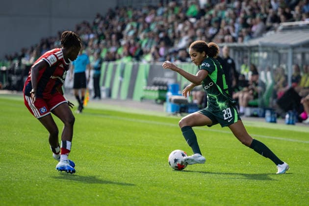 Soccer I Women s I 2026–2027 Season I Bundesliga I VfL Wolfsburg vs. Hamburger SV I October 4, 2026 Magou Doucoure 2, Hamburger SV Cora Zicai 28, VfL Wolfsburg in a tackle, dynamic action, Wolfsburg AOK Stadium, Lower Saxony, Germany Copyright: xLobeca CedricxSiefkerx