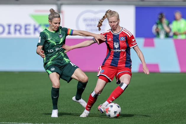 From left: Svenja Huth (VfL Wolfsburg), 10, and Jaqueline Dönges (Hamburger SV, HSV), 21, in a one-on-one battle, duel, dynamic moment, action, game scene, DFB REGULATIONS PROHIBIT ANY USE OF PHOTOGRAPHS AS SEQUENCE IMAGES AND OR VIDEO-LIKE PHOTO SERIES DFB REGULATIONS PROHIBIT ANY USE OF PHOTOGRAPHS AS SEQUENCEENCES AND OR QUASI-VIDEO, October 4, 2026, Wolfsburg, Germany, soccer, Google Pixel Women’s Bundesliga, VfL Wolfsburg vs. Hamburger SV xobx