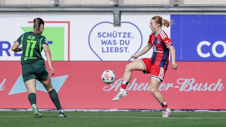 From left: Katharina Piljic (VfL Wolfsburg), 17, and Carla Morich (Hamburger SV, HSV), 10, in a one-on-one battle, duel, dynamic moment, action, game scene, DFB REGULATIONS PROHIBIT ANY USE OF PHOTOGRAPHS AS SEQUENCE IMAGES AND OR VIDEO-LIKE PHOTO SERIES DFB REGULATIONS PROHIBIT ANY USE OF PHOTOGRAPHS AS SEQUENCE IMAGESENCES AND OR QUASI-VIDEO, April 10, 2026, Wolfsburg, Germany, Soccer, Google Pixel Women’s Bundesliga, VfL Wolfsburg vs. Hamburger SV xobx