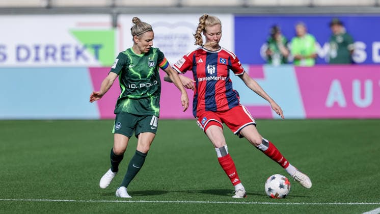 From left: Svenja Huth (VfL Wolfsburg), 10, and Jaqueline Dönges (Hamburger SV, HSV), 21, in a one-on-one battle, duel, dynamic moment, action, game scene, DFB REGULATIONS PROHIBIT ANY USE OF PHOTOGRAPHS AS SEQUENCE IMAGES AND OR VIDEO-LIKE PHOTO SERIES DFB REGULATIONS PROHIBIT ANY USE OF PHOTOGRAPHS AS SEQUENCEENCES AND OR QUASI-VIDEO, October 4, 2026, Wolfsburg, Germany, soccer, Google Pixel Women’s Bundesliga, VfL Wolfsburg vs. Hamburger SV xobx
