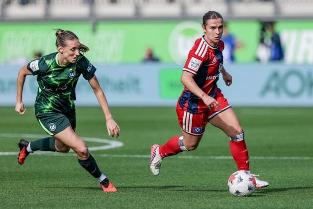 From left: Lara Prasnikar (VfL Wolfsburg), 9, and Leila Peneau (Hamburger SV), 15, in a one-on-one battle, duel, dynamic moment, action, game scene, DFB REGULATIONS PROHIBIT ANY USE OF PHOTOGRAPHS AS SEQUENCE IMAGES AND OR VIDEO-LIKE PHOTO SERIES DFB REGULATIONS PROHIBIT ANY USE OF PHOTOGRAPHS AS SEQUENCEENCES AND OR QUASI-VIDEO, April 10, 2026, Wolfsburg, Germany, soccer, Google Pixel Women’s Bundesliga, VfL Wolfsburg vs. Hamburger SV xobx