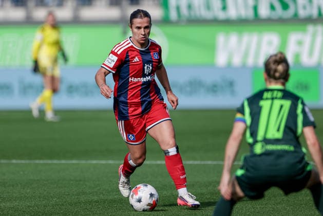 Leila Peneau, Hamburger SV, 15 with the ball, single frame, full body, action, game scene, DFB REGULATIONS PROHIBIT ANY USE OF PHOTOGRAPHS AS SEQUENCE IMAGES AND OR VIDEO-LIKE PHOTO SERIES DFB REGULATIONS PROHIBIT ANY USE OF PHOTOGRAPHS AS IMAGE SEQUENCES AND OR QUASI-VIDEO, October 4, 2026, Wolfsburg, Germany, Soccer, Google Pixel Women’s Bundesliga, VfL Wolfsburg vs. Hamburger SV xobx