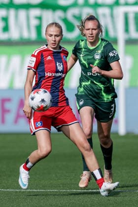 From left: Paulina Bartz (Hamburger SV, HSV), 37, and Lieske Carleer (VfL Wolfsburg), 3, in a one-on-one battle, duel, dynamic moment, action, game play, DFB REGULATIONS PROHIBIT ANY USE OF PHOTOGRAPHS AS SEQUENCE IMAGES AND OR VIDEO-LIKE PHOTO SERIES DFB REGULATIONS PROHIBIT ANY USE OF PHOTOGRAPHS AS IMAGE SEQUENCES AND OR QUASI-VIDEO, April 10, 2026, Wolfsburg, Germany, soccer, Google Pixel Women’s Bundesliga, VfL Wolfsburg vs. Hamburger SV xobx