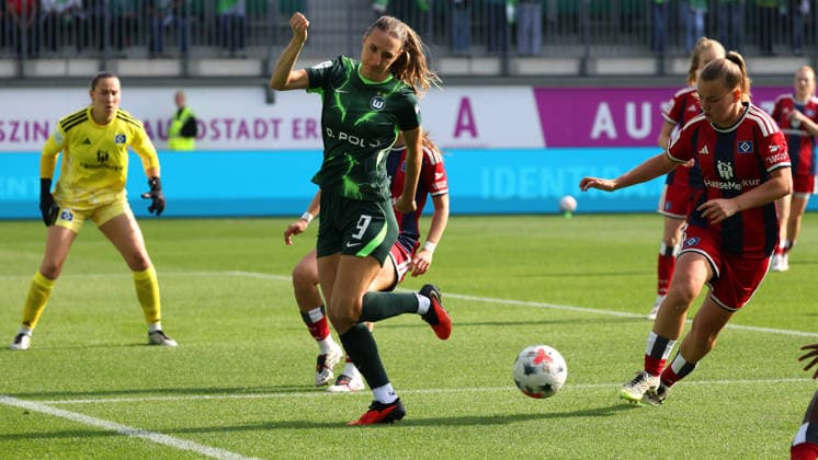 VfL vs. HSV, Women s Bundesliga, Wolfsburg, October 4, 2026, Soccer, Women, Google Pixel Bundesliga, 2026–2027 Season, VfL Wolfsburg vs. Hamburger SV, Lara Prasnikar (VfL Wolfsburg), Svea Stoldt (HSV), AOK Stadium, Lower Saxony, Germany