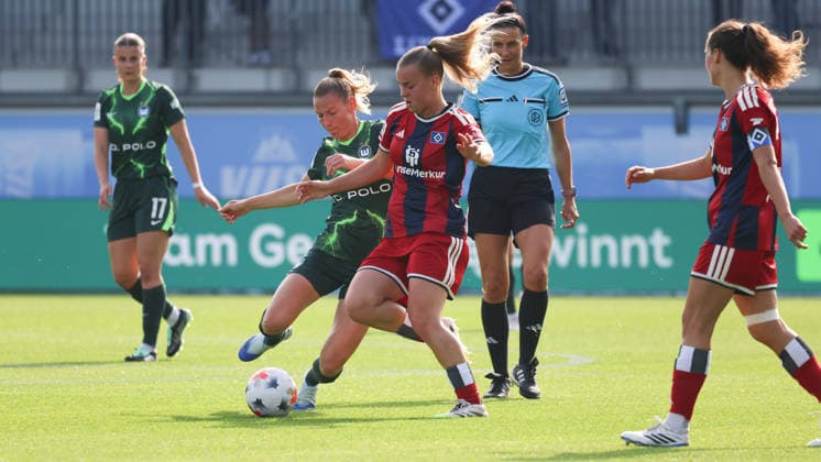 VfL vs. HSV, Women s Bundesliga, Wolfsburg, October 4, 2026, Soccer, Women, Google Pixel Bundesliga, 2026–2027 Season, VfL Wolfsburg vs. Hamburger SV, Sarai Linder (VfL Wolfsburg), Svea Stoldt (HSV), AOK Stadium, Lower Saxony, Germany