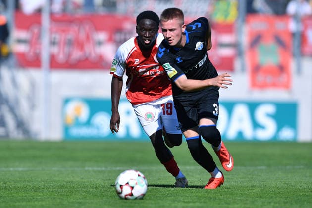 Soccer, Regionalliga West, Matchday 11: Rot Weiß Oberhausen vs. SC Paderborn 07 II on October 4, 2026, at the Niederrhein Stadium in Oberhausen. Denis Donkor (Oberhausen), Jan Peters (Paderborn) in the back, in the front xRx
