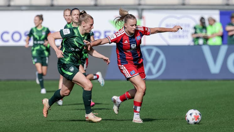 v li Lieske Carleer (VfL Wolfsburg), 3, and Nikola Karczewska (Hamburger SV), 20, in a one-on-one, duel, dynamic moment, action, game scene, DFB REGULATIONS PROHIBIT ANY USE OF PHOTOGRAPHS AS SEQUENCE IMAGES AND OR VIDEO-LIKE PHOTO SERIES DFB REGULATIONS PROHIBIT ANY USE OF PHOTOGRAPHS AS SEQUENCE IMAGESENCES AND OR QUASI-VIDEO, April 10, 2026, Wolfsburg, Germany, soccer, Google Pixel Women’s Bundesliga, VfL Wolfsburg vs. Hamburger SV xobx