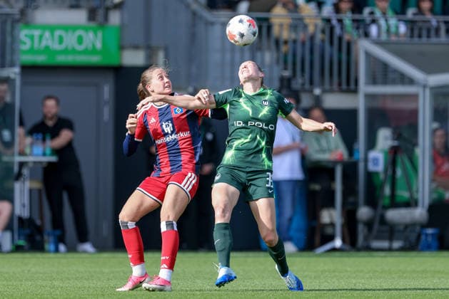 From left: Camilla Linberg (Hamburger SV, HSV), 7, and Sarai Linder (VfL Wolfsburg), 39, in a one-on-one battle, duel, dynamic moment, action, game scene, DFB REGULATIONS PROHIBIT ANY USE OF PHOTOGRAPHS AS SEQUENCE IMAGES AND OR VIDEO-LIKE PHOTO SERIES DFB REGULATIONS PROHIBIT ANY USE OF PHOTOGRAPHS AS IMAGE SEQUENCES AND OR QUASI-VIDEO, April 10, 2026, Wolfsburg, Germany, soccer, Google Pixel Women’s Bundesliga, VfL Wolfsburg vs. Hamburger SV xobx