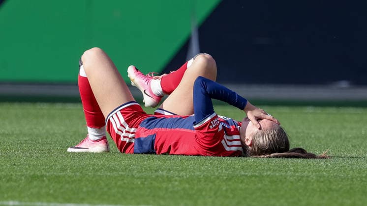 Camilla Linberg of Hamburger SV (HSV), No. 7, is lying on the ground injured; injury, pain, a face contorted with pain, DFB REGULATIONS PROHIBIT ANY USE OF PHOTOGRAPHS AS SEQUENCE IMAGES AND OR VIDEO-LIKE PHOTO SERIES DFB REGULATIONS PROHIBIT ANY USE OF PHOTOGRAPHS AS IMAGE SEQU, October 4, 2026, Wolfsburg, Germany, soccer, Google Pixel Women’s Bundesliga, VfL Wolfsburg vs. Hamburger SV xobx