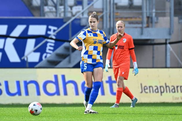 Soccer I Women I 2026–2027 Season I 2. Bundesliga I Matchday 8 I FC Carl Zeiss Jena vs. SC Sand I October 4, 2026 Emily Hähnel 5, FC Carl Zeiss Jena plays the ball; close-up, portrait, individual photo, single image, body; Ernst Abbe Sportfeld, ad hoc Arena, Thuringia, Germany Copyright: xLobeca InesxHähnelx