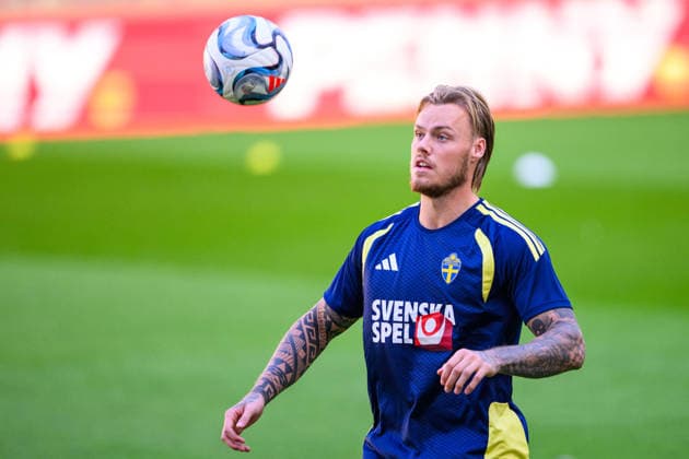 261004 Victor Eriksson of Sweden, a member of the Swedish men’s national soccer team, at a training session on October 4, 2026 in Bucharest. Photo by Ludvig Thunman, BILDBYRAN, code LT LT0826 soccer football fotball Nations League UEFA Nations League practice training Sweden Sweden Sweden A bbeng soccer football fotball Nations League UEFA Nations League practice training Swedenige sweden sverige a bbeng  Copyright: LUDVIGxTHUNMAN BB261004LT015