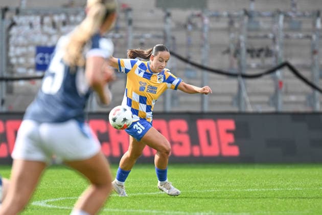 Soccer I Women I 2026–2027 Season I 2. Bundesliga I Matchday 8 I FC Carl Zeiss Jena vs. SC Sand I October 4, 2026 Nelly Juckel 31, FC Carl Zeiss Jena takes the ball—free kick, close-up, portrait, single photo, single image, body—at Ernst Abbe Sportfeld, ad hoc Arena, Thuringia, Germany Copyright: xLobeca InesxHähnelx