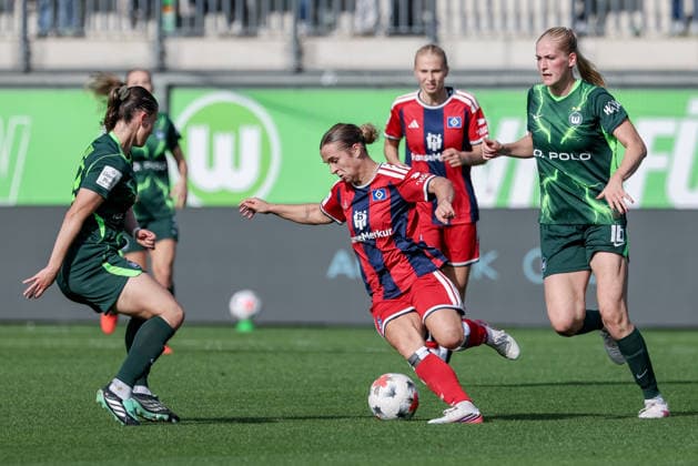 From left: Katharina Piljic (VfL Wolfsburg, 17) and Leila Peneau (Hamburger SV, 15) in a one-on-one battle, duel, dynamic play, action, game scene, Camilla Küver (VfL Wolfsburg, 16), DFB REGULATIONS PROHIBIT ANY USE OF PHOTOGRAPHS AS SEQUENCE IMAGES AND OR VIDEO-LIKE PHOTO SERIES DFB REGULATIONS PROHIBIT ANY USE OF PHOTOGRAPHS AS IMAGE SEQUENCES AND OR QUASI-VIDEO, October 4, 2026, Wolfsburg, Germany, soccer, Google Pixel Women’s Bundesliga, VfL Wolfsburg vs. Hamburger SV xobx