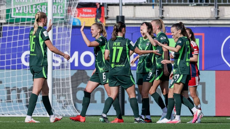 VfL Wolfsburg players celebrating a goal, cheering, jubilant, optimistic, game scene, highlight, joy over the 1-0 goal, DFB REGULATIONS PROHIBIT ANY USE OF PHOTOGRAPHS AS SEQUENCE IMAGES AND OR VIDEO-LIKE PHOTO SERIES DFB REGULATIONS PROHIBIT ANY USE OF PHOTOGRAPHS AS IMAGE SEQUENCES AND OR QUASI-VIDEO, October 4, 2026, Wolfsburg, Germany, soccer, Google Pixel Women’s Bundesliga, VfL Wolfsburg vs. Hamburger SV xobx