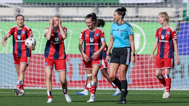 From left: Annaleen Böhler, Hamburger SV (HSV), 6, Paulina Bartz of Hamburger SV (HSV), 37, and Pauline Machtens of Hamburger SV (HSV), 28, in conversation with referee Nadine Westerhoff; they are complaining, protesting, grumbling, or voicing objections; Jaqueline Dönges of Hamburger SV (HSV), 21, DFB REGULATIONS PROHIBIT ANY USE OF PHOTOGRAPHS AS IMAGE SEQUENCES AND OR VIDEO-LIKE PHOTO SERIES DFB REGULATIONS PROHIBIT ANY USE OF PHOTOGRAPHS AS IMAGE SEQUENCES AND OR QUASI-VIDEO, October 4, 2026, Wolfsburg, Germany, Soccer, Google Pixel Women’s Bundesliga, VfL Wolfsburg, Hamburger SV xobx