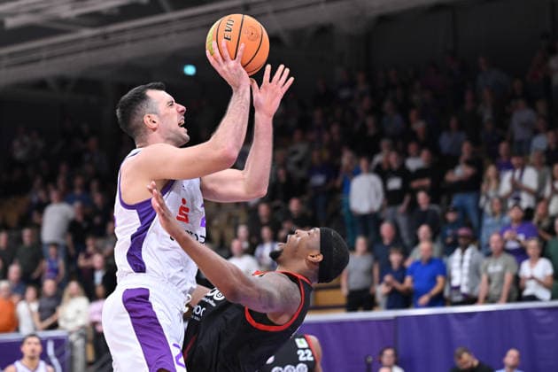 BG Göttingen vs. SBB Börde Baskets Wolmirstedt, October 4, 2026, Göttingen Basketball 2nd Bundesliga, ProA, BG Göttingen vs. SBB Börde Baskets Wolmirstedt, Matchday 3, Sparkassen Arena: Omar Pajic (left), BG Göttingen drives to the basket against Kyndahl Hill (right), SBB Börde Baskets Wolmirstedt, Göttingen, Lower Saxony, Germany