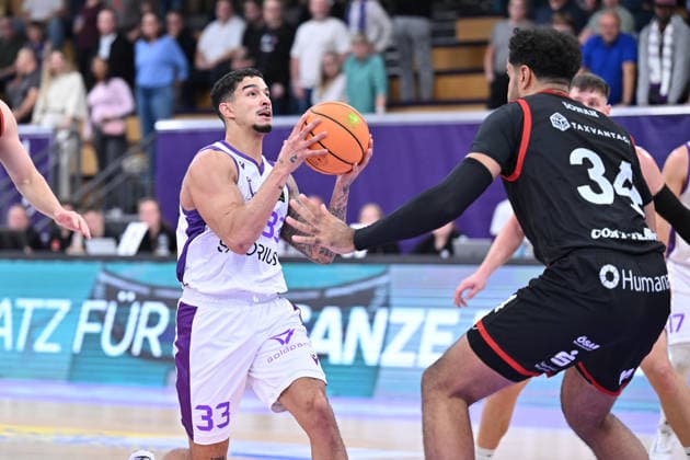BG Göttingen vs. SBB Börde Baskets Wolmirstedt, October 4, 2026, Göttingen Basketball 2nd Bundesliga, ProA, BG Göttingen vs. SBB Börde Baskets Wolmirstedt, Matchday 3, Sparkassen Arena; Tai Bibbs (left), BG Göttingen battles for the ball with a player; Göttingen, Lower Saxony, Germany