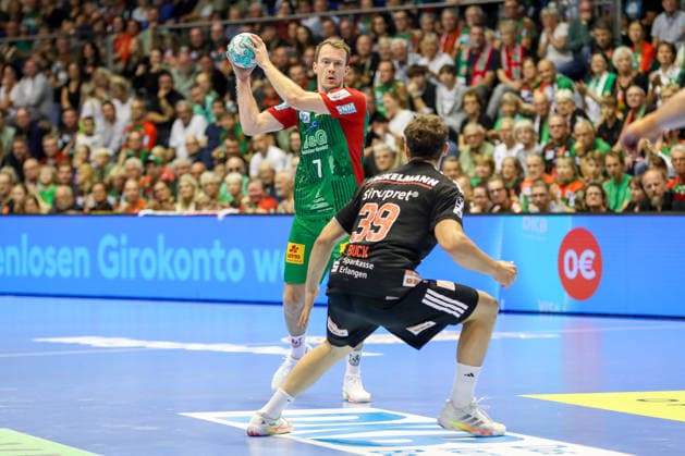 October 4, 2026, xgox, Handball: Opel HBL SC Magdeburg vs. HC Erlangen emspor, from left: Felix Claar (Magdeburg), 7 on the ball, plays the ball (Magdeburg)