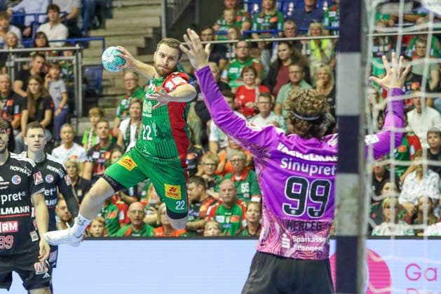October 4, 2026, xgox, Handball: Opel HBL SC Magdeburg vs. HC Erlangen emspor, from left: Lukas Mertens (Magdeburg), 22, takes a shot, goal scorer, scores a goal, Magdeburg