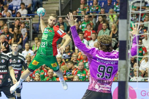 October 4, 2026, xgox, Handball: Opel HBL SC Magdeburg vs. HC Erlangen emspor, from left: Lukas Mertens (Magdeburg), 22, takes a shot, goal scorer, scores a goal, Magdeburg