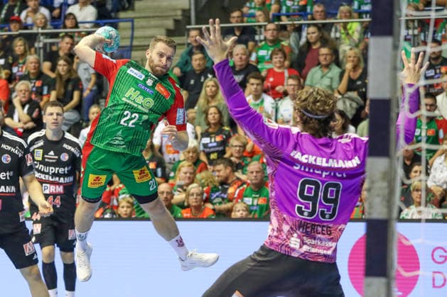 October 4, 2026, xgox, Handball: Opel HBL SC Magdeburg vs. HC Erlangen emspor, from left: Lukas Mertens (Magdeburg), 22, takes a shot, goal scorer, scores a goal, Magdeburg