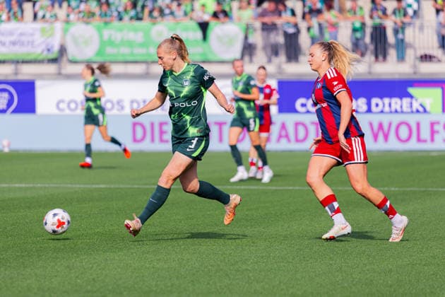 Women s Bundesliga, 2026–2027 Season, April 10, 2026, Matchday 6: VfL Wolfsburg vs. Hamburger SV, AOK Stadium, Wolfsburg; Lieske Carleer (VfL Wolfsburg), 3 on the ball Copyright: xMichellexLukax