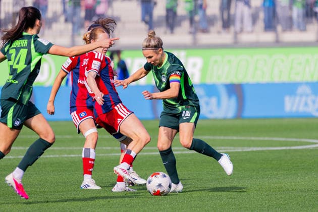 Women s Bundesliga, 2026–2027 Season, April 10, 2026, Matchday 6: VfL Wolfsburg vs. Hamburger SV, AOK Stadium, Wolfsburg; Svenja Huth (VfL Wolfsburg, No. 10) in a tackle against Carla Morich (Hamburger SV, No. 10) Copyright: xMichellexLukax