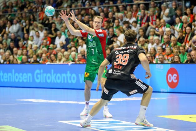 October 4, 2026, xgox, Handball: Opel HBL SC Magdeburg vs. HC Erlangen emspor, from left: Felix Claar (Magdeburg), No. 7 with the ball, plays the ball (Magdeburg)