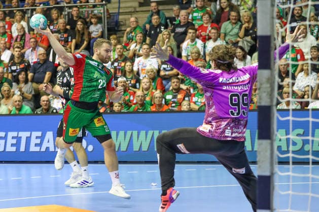 October 4, 2026, xgox, Handball: Opel HBL SC Magdeburg vs. HC Erlangen emspor, from left: Lukas Mertens (Magdeburg), 22, takes a shot, goal scorer, scores a goal, Magdeburg
