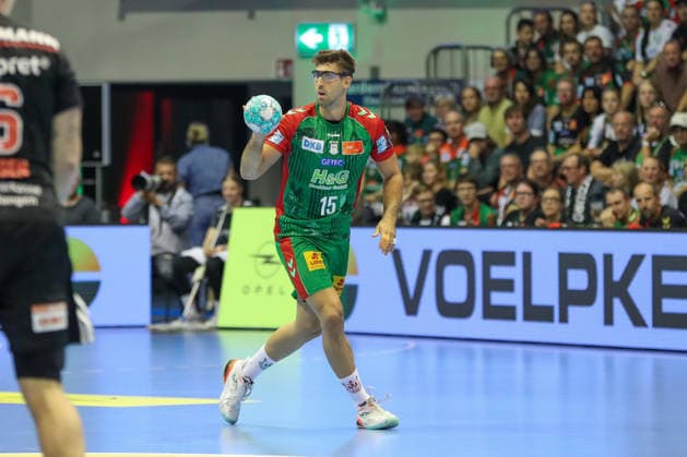 October 4, 2026, xgox, Handball: Opel HBL SC Magdeburg vs. HC Erlangen emspor, from left: Antonio Serradilla (Magdeburg), No. 15 with the ball, plays the ball (Magdeburg)