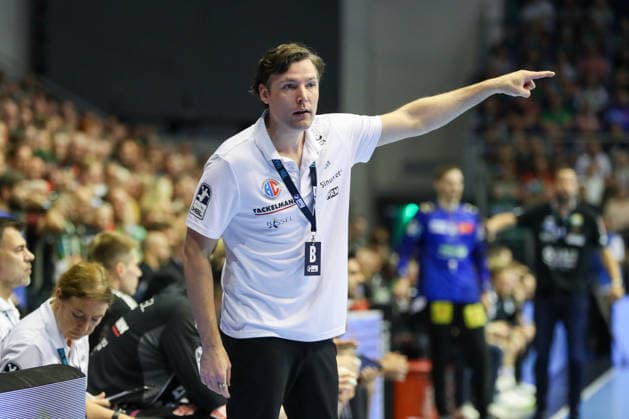October 4, 2026, xgox, Handball: Opel HBL SC Magdeburg vs. HC Erlangen emspor, from left: Johannes Sellin (Erlangen), coach giving instructions, gesturing with his arms, gesticulate, gives instructions (Magdeburg)